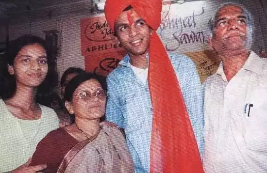 Abhijeet-Sawant-with-parents-and-sister.jpg Abhijeet Sawant Family