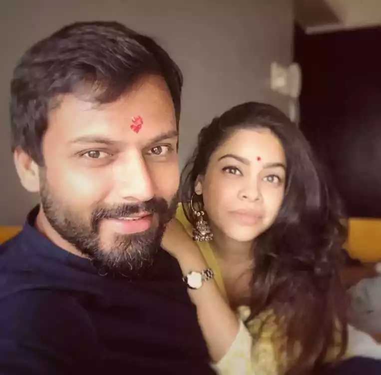 Sumona Chakravarti Relationships